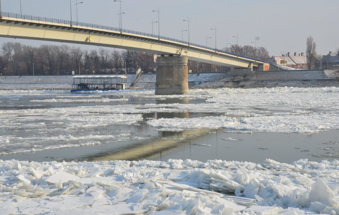 Potiskivač „Sloga“ razbio sante  leda na Dunavu kod Novog Sada