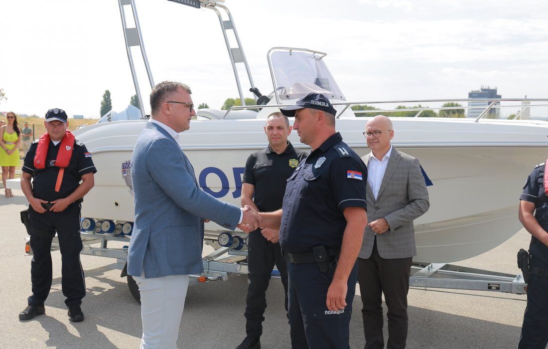 JVP „Vode Vojvodine“ ustupilo čamac Rečnoj policiji