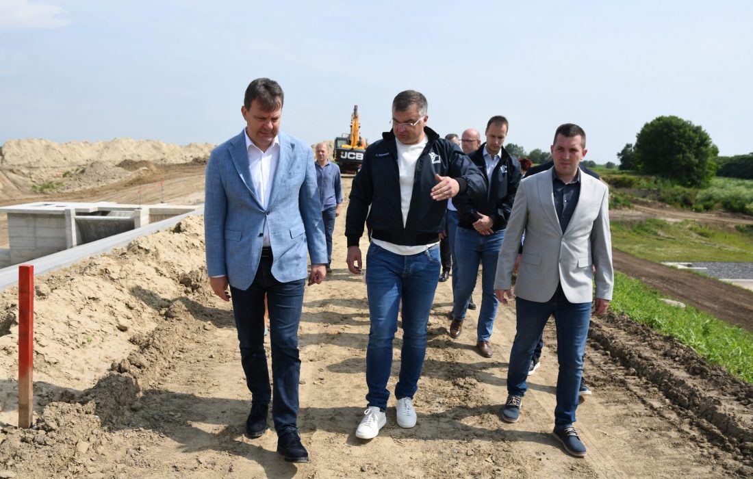 Obilazak radova koji će obezbediti navodnjavanje novih 6.000 ha zemljišta u okolini Srbobrana